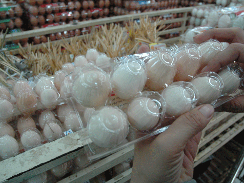 Tràn lan trứng gà ác 'giả'