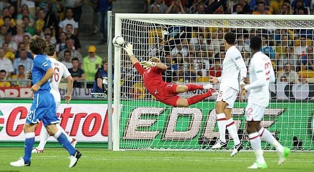 Tam sư thót tim sau cú sút thần sầu của De Rossi