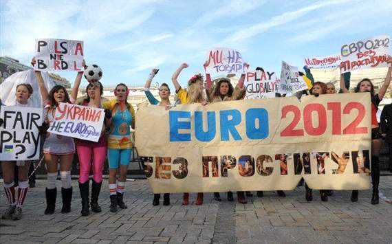 Euro 18h: UEFA chẳng khác gì 'lũ ma cô dắt gái'