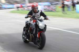 Xem tín đồ tốc độ Việt khoe xe, khoe tài