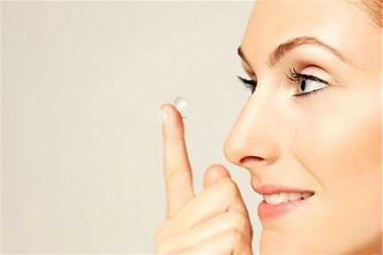 Sử dụng kính áp tròng quá lâu: một phụ nữ bị mù