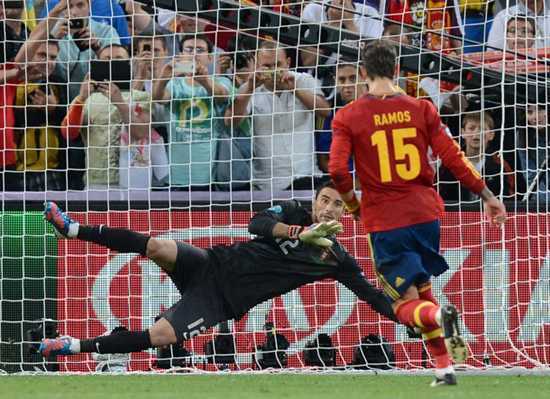 Ramos hả hê với siêu phẩm Panenka: Giờ thì chê nữa đi