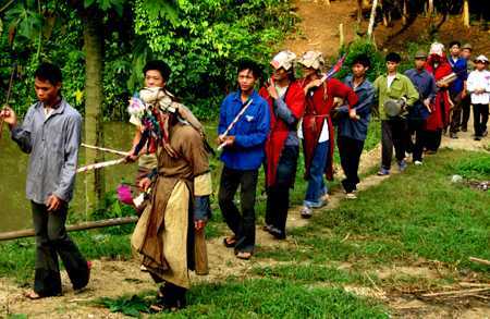 Đêm cạy cửa “ngủ thử” với sơn nữ giữa rừng hoang