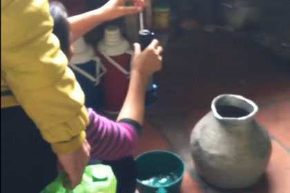 Video pha rượu từ nước lã và cồn độc chết người