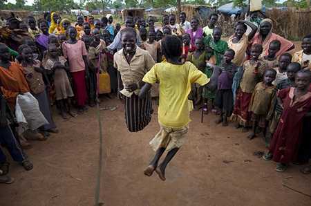 Ảnh quốc tế 2/7: Niềm vui trẻ em trong trại tị nạn