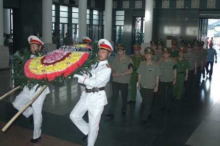 Xúc động lễ viếng vợ Trung tướng Nguyễn Hữu Ước