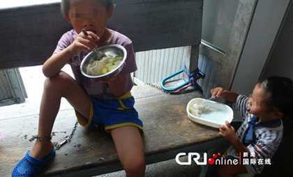 Xót xa cảnh trẻ thiểu năng bị xích chân tay