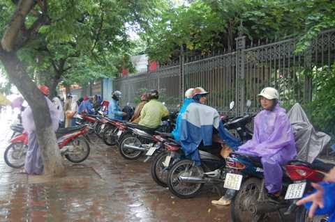 Ảnh: Phụ huynh đội mưa chờ sĩ tử 'tranh tài'