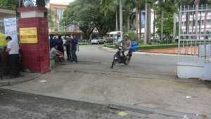 Chuyện lạ: Bát nháo người ra vào trường thi đại học