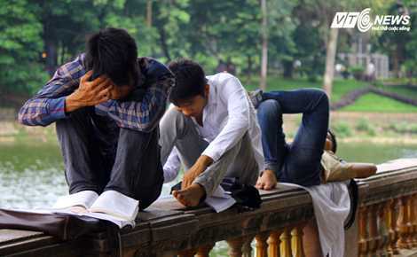 1001 kiểu nghỉ trưa của thí sinh và phụ huynh