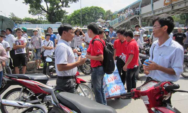 Áo đỏ tiếp sức mùa thi