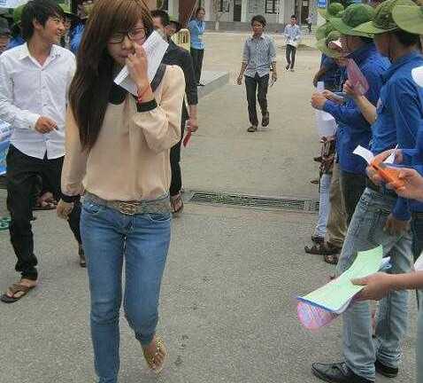 Đình chỉ thí sinh đưa dao vào phòng thi uy hiếp bạn