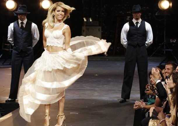 Van der Vaart mê mẩn ngắm bà xã trên sàn catwalk