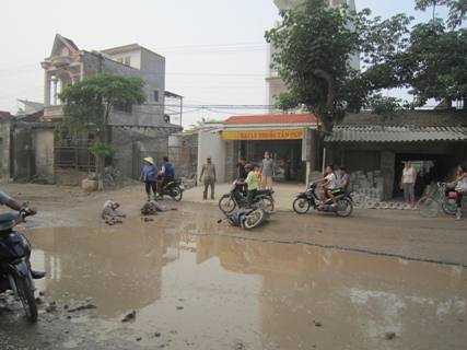 Người trước chưa kịp cấp cứu, người sau đã ngã đầy máu