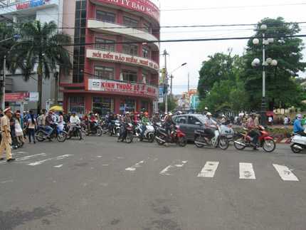 Tử nạn dưới gầm xe buýt