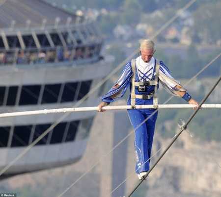 Cụ già 68 tuổi lập kỉ lục đi dây trên đỉnh thác Niagara