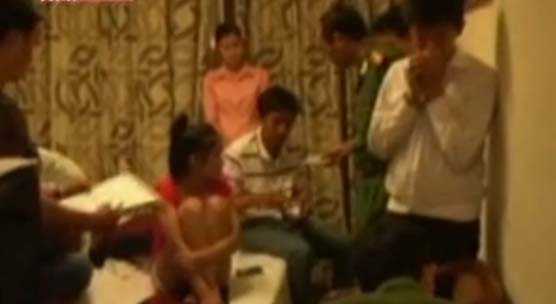 Phá 'ổ gái quê' bán dâm giá tiền triệu