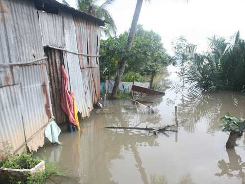 Dãy nhà trọ chìm xuống sông lúc nửa đêm