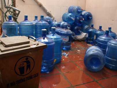 Nước uống đóng chai nhiễm khuẩn mủ xanh