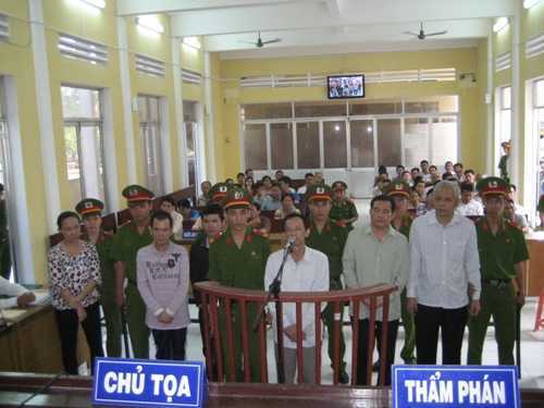 Xử vụ đánh cờ bạc tỉ: 'Quan' thành ủy khai bị dụ cung