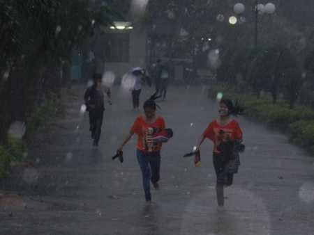 Chùm ảnh: Sĩ tử đội mưa rời phòng thi