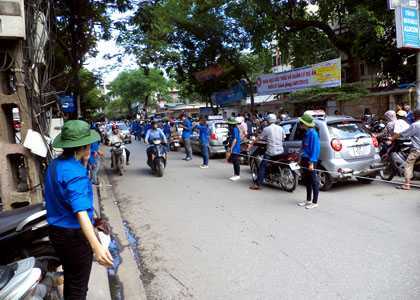 Ảnh: 'Mướt mồ hôi' phân làn đường bằng dây thừng