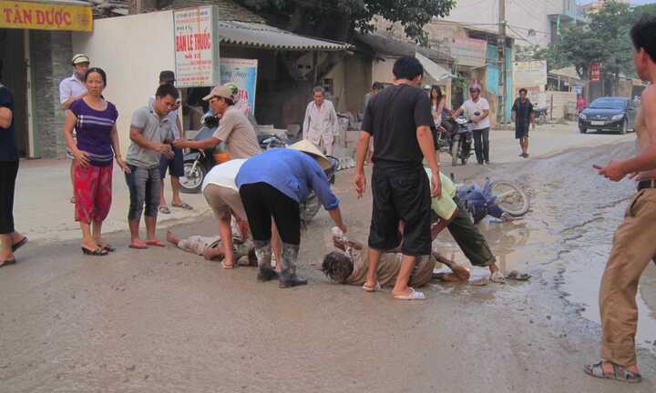 Con đường quằn quại nỗi đau, cơ quan chức năng mặc kệ