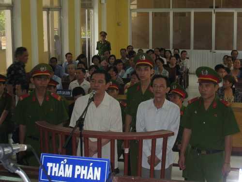 Chơi cờ tiền tỉ: Cựu phó giám đốc Sở khóc ngay tại tòa