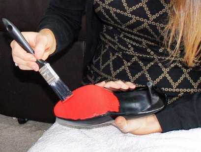 Kiếm bộn tiền từ ‘chứng cuồng giày đế đỏ’ Louboutin