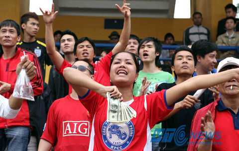 Bóng đá Việt: Muốn yêu thì phải... trả tiền