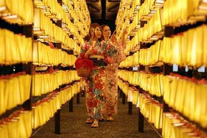 Ảnh quốc tế 14/7: Thiếu nữ Nhật lung linh bên sắc đèn