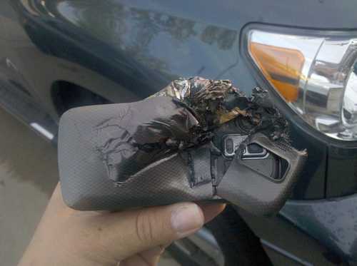 Chết, chảy máu tai vì dùng điện thoại