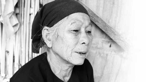 Xót lòng cụ bà 80 tuổi hành nghề bốc mộ kiếm sống