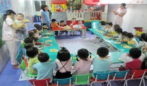 Dịch vụ trông trẻ 'hốt' bạc ngày hè