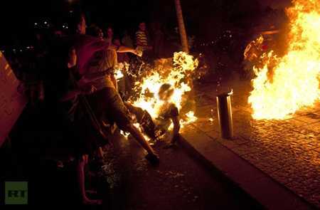 Ảnh quốc tế 15/7: Tự thiêu để biểu tình