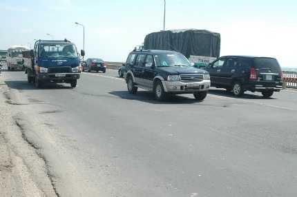 Nỗi khiếp đảm trên cây cầu 'đắp' nhiều tiền nhất Thủ đô