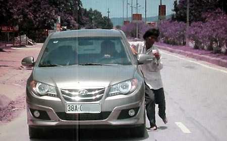 Hà Tĩnh: Một phụ nữ trắng trợn chặn ôtô ‘xin’ tiền