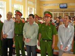 Các 'quan' đánh cờ tiền tỷ mắt đỏ hoe lĩnh án