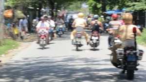 CSGT đẩy xe bằng chân giữa đường