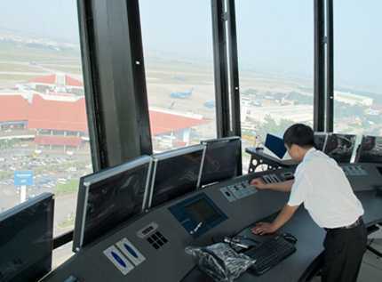 Ra huấn lệnh sai, kiểm soát viên không lưu bị tước bằng