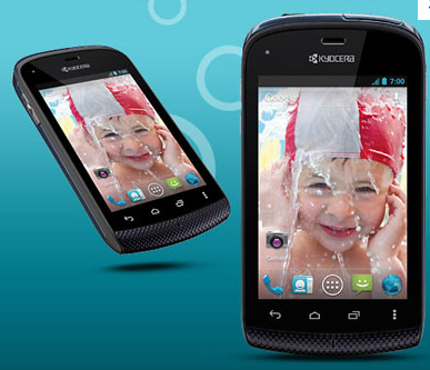 Smartphone 'bơi' trong nước giá 2,7 triệu đồng