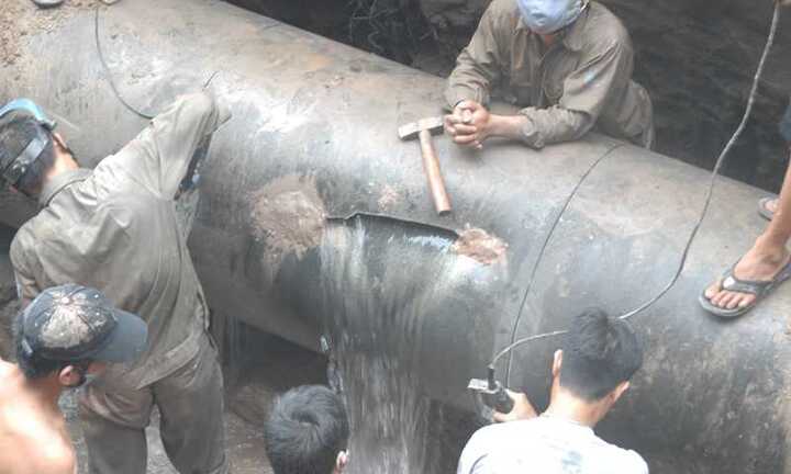 Hà Nội: Vỡ ống khổng lồ, nhiều khu dân cư mất nước