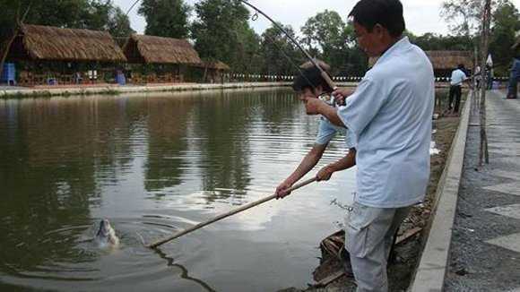 Kinh doanh câu cá: Mơi khách bằng cả mại dâm