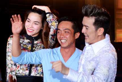 Cường Đôla tặng hoa Đàm Vĩnh Hưng