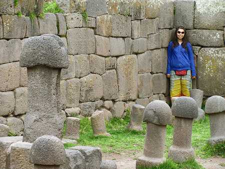 Đến ngôi đền phụ nữ bước vào đều… đỏ mặt