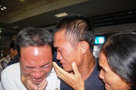 Video: Nghẹt thở phút đón con về từ sào huyệt cướp biển