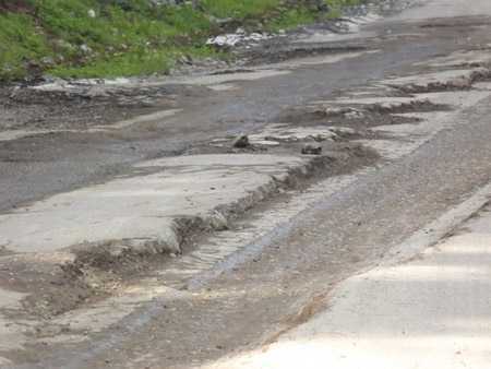 'Hung thần' băm nát đường, cầu già kêu cứu