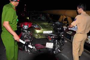 Ôtô húc tung 3 xe máy lên nắp capô