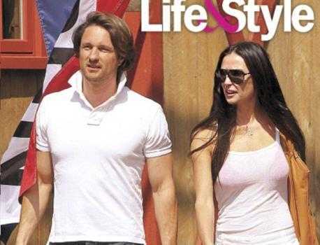 Bị 'phi công' bỏ, Demi Moore tìm ngay 'phi công' mới