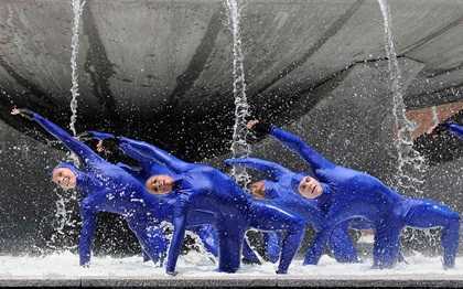 Ảnh quốc tế 27/7: Đắm mình cùng vũ điệu nước cực say mê